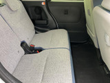 後席は明るい色合いのシートで、同乗者にも落ち着いて過ごしやすい空間です。足元には前席との間にスペースが確保され、ドア内張りには小物置きも備わり、日常のお出かけに便利です。