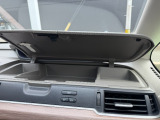 運転席の上部にあるアッパーボックスは、財布や小物などでもすぐに取り出せる便利な収納☆
