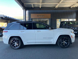 【ホイールアーチ】台形ホイールアーチはJeep伝統のデザインです。採用している理由は諸説ありますが、オフロードを走行する際にタイヤとボディが干渉しあわないよう配慮した作りにするためとなります。