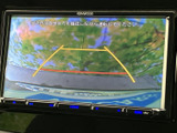 後方の様子をモニターで確認できるため、駐車時の安全確認をサポートします。画面には目安のラインも表示され、車庫入れや狭い場所での切り返しに便利です。