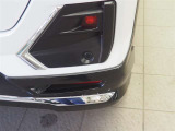 コーナーセンサーを車の前後に装備。障害物までの距離に応じて警告音を変えてお知らせ。縦列駐車時や駐車場・車庫などでの取り回しをサポートします。詳細は販売店スタッフまでおたずねください。