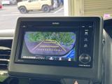 後方の映像に進路の目安となるガイド線が表示され、駐車時の後方確認をサポートします。車庫入れや狭い場所での切り返しなど、日常の駐車に役立ちます。