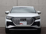 ●一目でAudiとわかる特徴的なシングルフレームグリル・LEDランプ。精悍なフロントマスクからAudiのスマートで上品なブランドを連想させてくれます。女性にも大変ご好評頂いております。