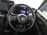 各操作スイッチなどもハンドルから手を放すことなく操作可能で安全運転に支援いたします!