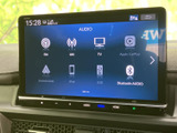 ラジオやテレビ、スマートフォン連携など、複数の音源を画面から選択できます。使いたい項目を見つけやすく、日々の移動中にお好みの音楽や番組を楽しめます。