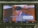 テレビ放送を楽しめる画面を備えており、停車中の待ち時間も映像を見ながら過ごせます。画面内の情報も確認しやすく、日常の便利な装備としてお使いいただけます。