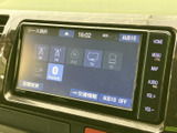 複数の音源が画面に並び、聴きたいメディアを選びやすい表示です。ボタン類も画面脇にまとまっており、音楽やラジオを日常の移動に取り入れやすい装備です。