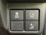 運転席まわりに安全支援機能のスイッチをまとめ、必要な設定を手元で確認しやすい配置です。各ボタンには機能を示す表示があり、運転前にも役割を見分けやすく日常の安心につながります。