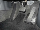 運転席アクセル・ブレーキペダル