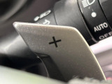 【パドルシフト】ハンドルから手を離さずに素早くシフトアップ&ダウンができるので、エンジンブレーキを使う下り坂や高速道路の合流で加速したい場面で役立ちます。