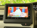 画面にはテレビ番組が表示され、停車中に映像やテレビを視聴できます。メニューから選んで利用できるため、休憩時間など車を停めている場面で過ごし方の幅が広がります。映像を楽しみたい方にも便利な装備です。