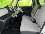 前席は明るいファブリックの座面で、運転席と助手席が並ぶ落ち着いた空間です。足元も確認しやすく、ゆったり座って過ごせる印象。乗り降りする方にも親しみやすい室内です。