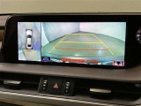 複数のカメラの映像をもとに、クルマを真上から見ているような映像をドライバーに提供し駐車をサポートする機能です。