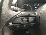 【ステアリングスイッチ】左です。ステアリングから手を離さず、運転に集中したまま手元でマルチインフォメーションディスプレイの操作などができます。