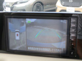 アラウンドビューモニターも装備しております。ご覧のように車体を真上か見たような映像なので、車庫入れの苦手なお客様ももうご心配いりません。