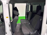 ヘッドレスト付分割型リヤシートは荷物の状況に応じた使い勝手も良く、水平格納式で簡単に折り畳めます。