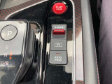 電動パーキングブレーキです。ブレーキペダルを踏み込み、Pスイッチを引き上げると作動、押し下げると解除されます。