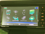 FM・AMやSD、iPod、テレビ、USB、Bluetooth Audioなど、複数の音源が画面に並びます。利用する音源を選びやすく、普段の音楽再生やラジオなど、好みに合わせて使い分けられます。