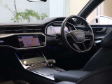 内装はシンプルに使い勝手を考え作られています。お車を運転する感覚をダイレクトに体感して頂けます。室内も広くロングドライブにも快適にお過ごしいただけます。