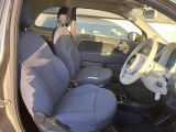●前席:ゆったりとしたドライバースペースで、長時間の運転でも快適にお過ごしいただけます。