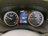 速度計や各種表示がまとまっており、運転に必要な情報を視線の近くで確認できます。中央のディスプレイにも表示があり、走行中も車両情報を把握しやすい見やすい配置です。