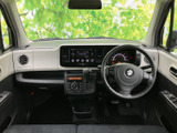 運転席まわりは視界が開け、フロントガラス越しに前方を確認しやすい配置です。前席から操作部まで手が届きやすく、明るい色調のインパネが室内にまとまりを添えています。