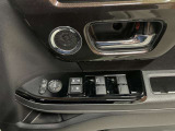 運転席ドアのスイッチです。窓とドアミラーのスイッチがまとまっていて、上にスピーカーも見えます。