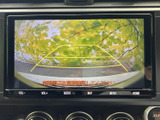 後方の映像にガイド線が表示され、駐車時に周囲との距離感をつかむ目安になります。目視での確認とあわせて活用でき、車庫入れや狭い場所での駐車をサポートします。
