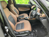前席はブラウンとダークカラーの配色で、落ち着いた雰囲気に仕上がっています。運転席からの見通しも確認しやすく、乗り降りの際にもシートや足元の様子をご覧いただけます。