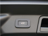 荷物を抱えているときにも便利なパワーテールゲートを装備。スイッチ操作ひとつでテールゲートを開閉でき、日常の荷物の積み下ろしをスマートにサポートします。