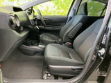 前席はシートの形状に沿って座りやすく、運転席まわりまで見通しのよいレイアウトです。足元も確認しやすく、落ち着いた色合いの室内でゆったりとお過ごしいただけます。