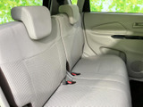 後席は左右にヘッドレストを備え、明るい内装色で落ち着いて過ごせる空間です。窓から外の様子も見やすく、ご家族や同乗者との移動にも使いやすい印象です。