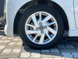 純正アルミホイール。タイヤサイズは155/65R14です。