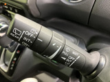 各操作位置がレバー上に表示され、運転席から確認しやすい仕様です。前後のガラスに関わる操作を手元で行えるため、天候の変化に合わせて使いやすい装備です。