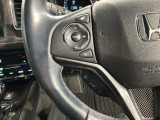ステアリングにオーディオ操作スイッチが付いています。オーディオ画面に直接タッチしなくても操作が出来ますので、運転に集中できます。