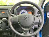 握りやすい形状のステアリングで、運転姿勢に合わせて自然に手を添えられます。メーターや各種操作部にも手が届きやすく、毎日の移動から長距離のお出かけまで扱いやすい運転席です。