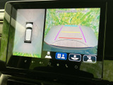 後方の映像に加えて車両を上から見た表示も確認でき、駐車時の周囲把握をサポートします。画面上のガイドも目安になり、狭い場所での駐車や切り返しに役立ちます。