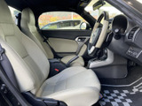 明るい色合いのシートとドア内張りが、運転席まわりに落ち着いた雰囲気を添えています。座面や背もたれの形状が確認でき、乗り降りの際にも室内の様子を把握しやすい一席です。