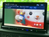 停車時にテレビ番組を視聴でき、待ち時間や休憩中の楽しみが広がります。画面が大きく映像を確認しやすいため、車内で過ごす時間をより快適に活用していただけます。