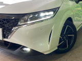 【LEDヘッドライト】悪天候や夜間走行時も良好な視界を確保し安心して運転できる高輝度LEDヘッドライトを装備!点灯速度が早く、消費電力も抑えられています。