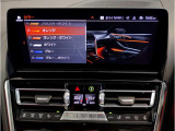 【ⅰドライブナビゲーション】文字情報も鮮明に表示する高解像度カラーディスプレイを採用。視認性に優れた地図デザインと特徴的な建造物を目印にした描写表示で現在位置を把握できます。地図データの更新も可能です