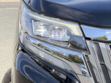 【LEDヘッドライト】悪天候や夜間走行時も良好な視界を確保し安心して運転できる高輝度LEDヘッドライトを装備!点灯速度が早く、消費電力も抑えられています。