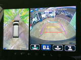 後方映像に加えて車両周囲を上から見た表示も確認でき、駐車時の周囲確認をサポートします。ガイドラインも表示されるため、駐車スペースへの位置合わせに役立ちます。