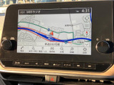 地図上に現在地周辺の道路や目印が表示され、目的地までのルートを確認できます。画面下部に案内項目が並び、行き先の設定なども進めやすい構成です。