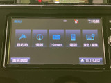 画面には目的地や情報、電話、設定などのメニューが並び、必要な項目を見つけやすい構成です。表示が整理されているため、日常の移動をサポートする便利な装備です。