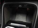 対応機種なら置いておくだけで充電できる、ワイヤレス・スマートフォン・チャージを用意。すっきりと収納できて、使いたいときにはすぐに手に取ることができます。