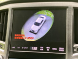 車両を上から見たような表示で周囲の状況を確認でき、駐車時の安全確認をサポートします。車両周辺を目で確かめながら、後退時の操作に役立てられる便利な装備です。