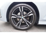 BMW承認の純正タイヤを装備しております☆お問合せ(無料ダイヤル)0078-6002-613077迄お待ちしております。大阪府吹田市芳野町5-55 毎水曜、第二・第三火曜日定休 営業時間10:00〜18:00