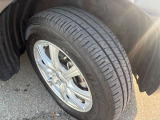 タイヤの溝もご覧の通り。安心してお乗りいただける状態を保っています。Tires are in good condition with plenty of tread for your safety.
