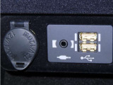 USB端子、AUX端子、パワーアウトレットを装備しております。